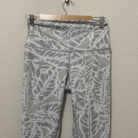 Alo Yoga Palm Springs airbrushed white leggings leaves stripes women's medium - Picture 8 of 11